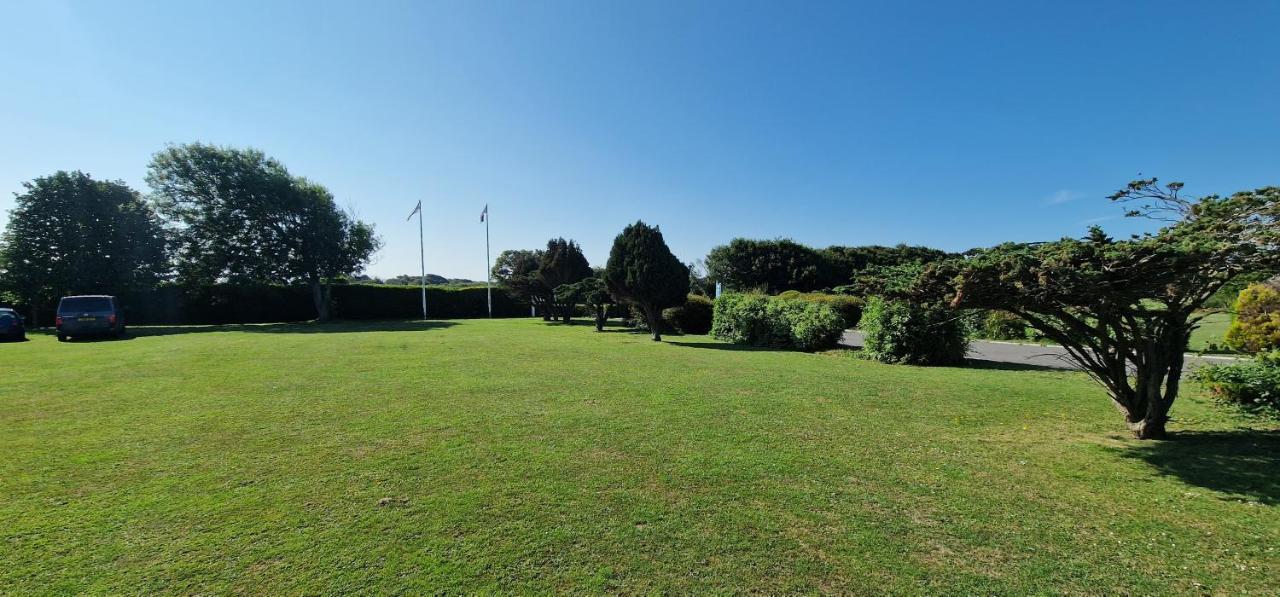 Отель D & A Short Breaks - St Margarets Bay, Dover Сент-Маргарет-эт-Клиф Экстерьер фото